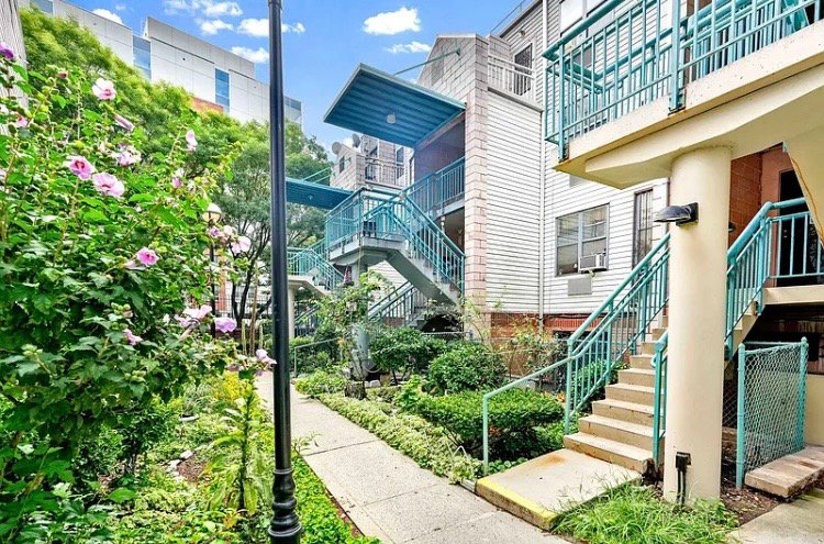 Luxurious 3 bedroom, 1.5 bathroom duplex condo