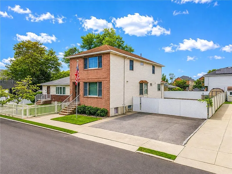 Spacious Beautiful 3 bedroom, 2 bathroom duplex